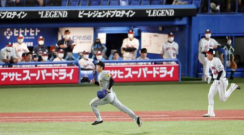 ヤクルト対阪神　5回裏ヤクルト2死、太田を一ゴロに仕留めベースカバーに走る青柳（撮影・野上伸悟）