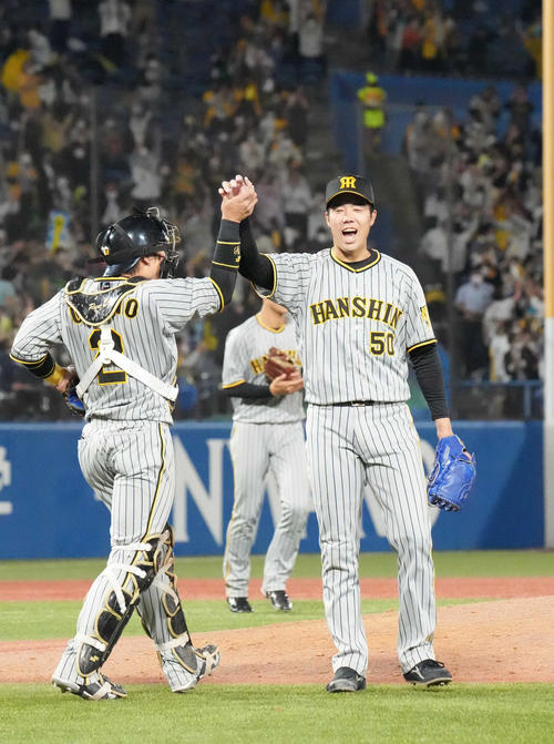ヤクルト対阪神　完封でチームの敵地今季初勝利を飾った阪神先発の青柳（右）は梅野の祝福を受ける（撮影・小沢裕）