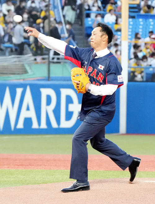 ヤクルト対阪神　試合前の始球式に臨む本紙評論家の宮本氏（撮影・小沢裕）