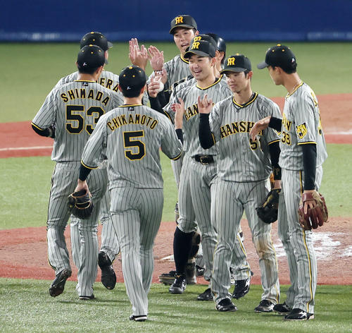 ヤクルト対阪神　完封勝利を挙げ喜ぶ阪神青柳（後方中央）ら（撮影・野上伸悟）