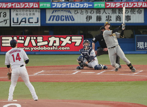 ヤクルト対阪神　1回表阪神2死二塁、高梨から左越え先制2点本塁打を放つ大山（撮影・野上伸悟）