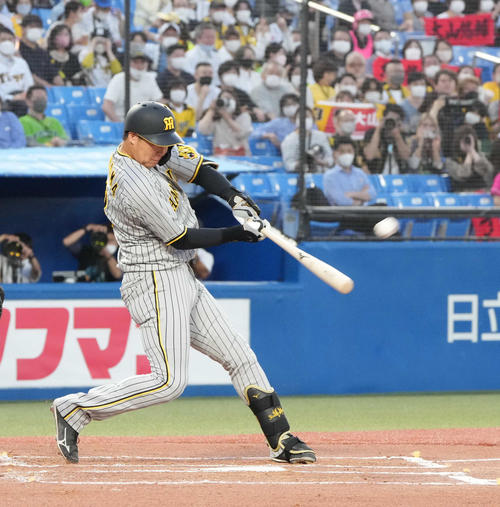 ヤクルト対阪神　1回表阪神2死二塁、大山は左越えに先制2点本塁打を放つ（撮影・小沢裕）
