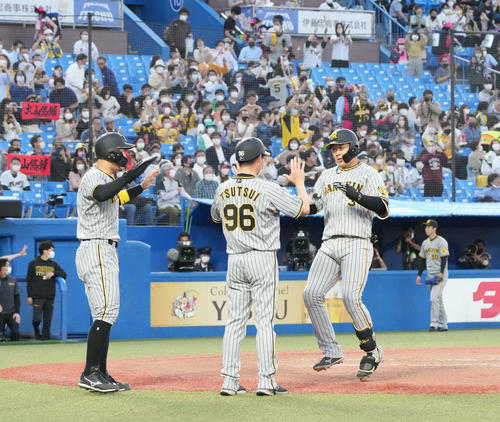 ヤクルト対阪神　1回表阪神2死二塁、大山（右）は左越えに先制2点本塁打を放ち（左から）佐藤輝、筒井一塁コーチの祝福を受ける（撮影・小沢裕）
