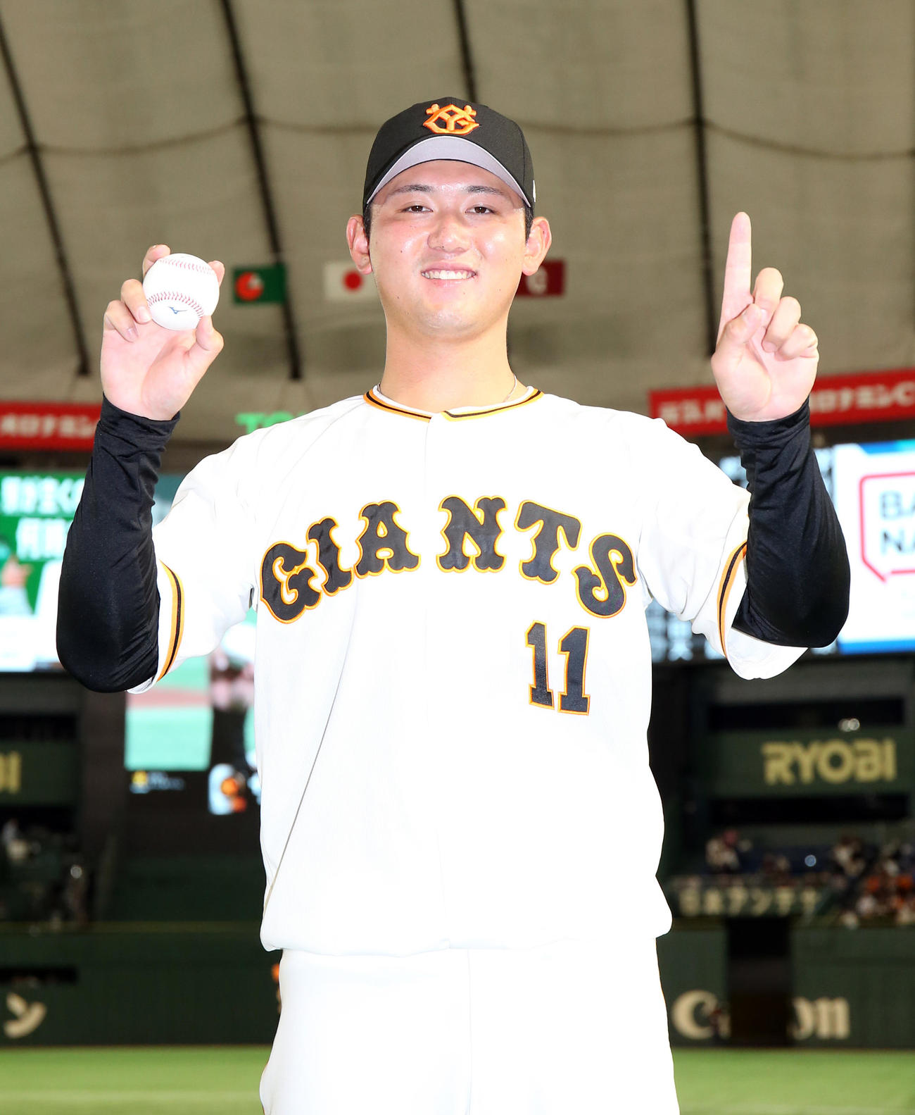 プロ初勝利を挙げ、ウイニングボールを手に笑顔を見せる巨人平内（撮影・狩俣裕三）