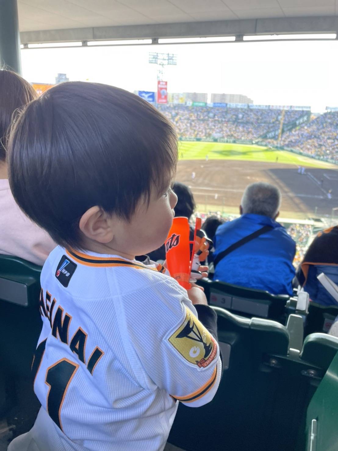 甲子園で、伯父のユニホームを着用して応援する巨人平内のおいっ子・優心くん（母・恵三さん提供）