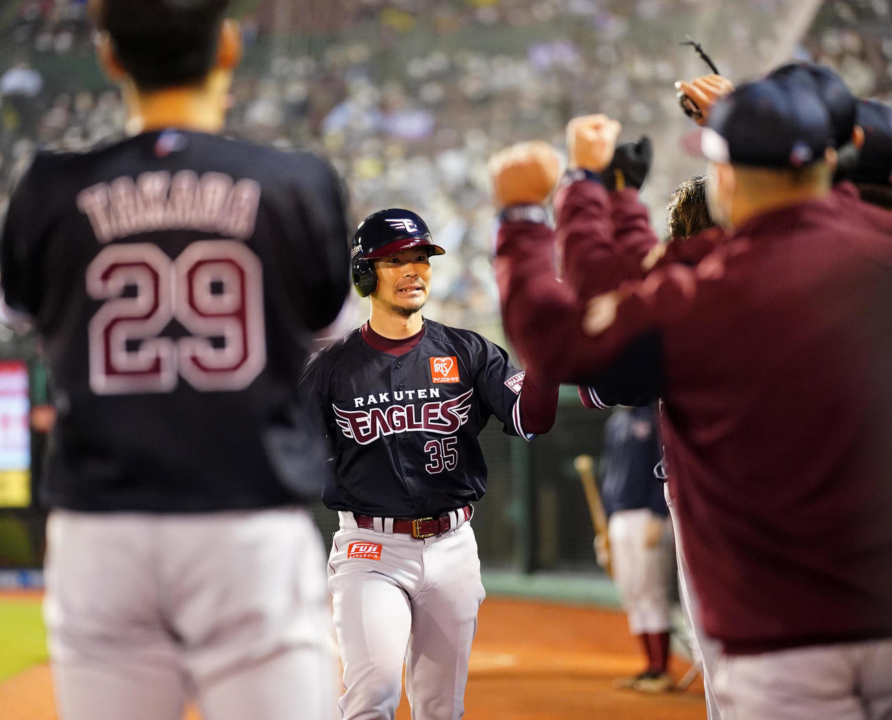 楽天対日本ハム　3回裏楽天1死二塁、2点本塁打を放ち迎えられる島内（撮影・江口和貴）