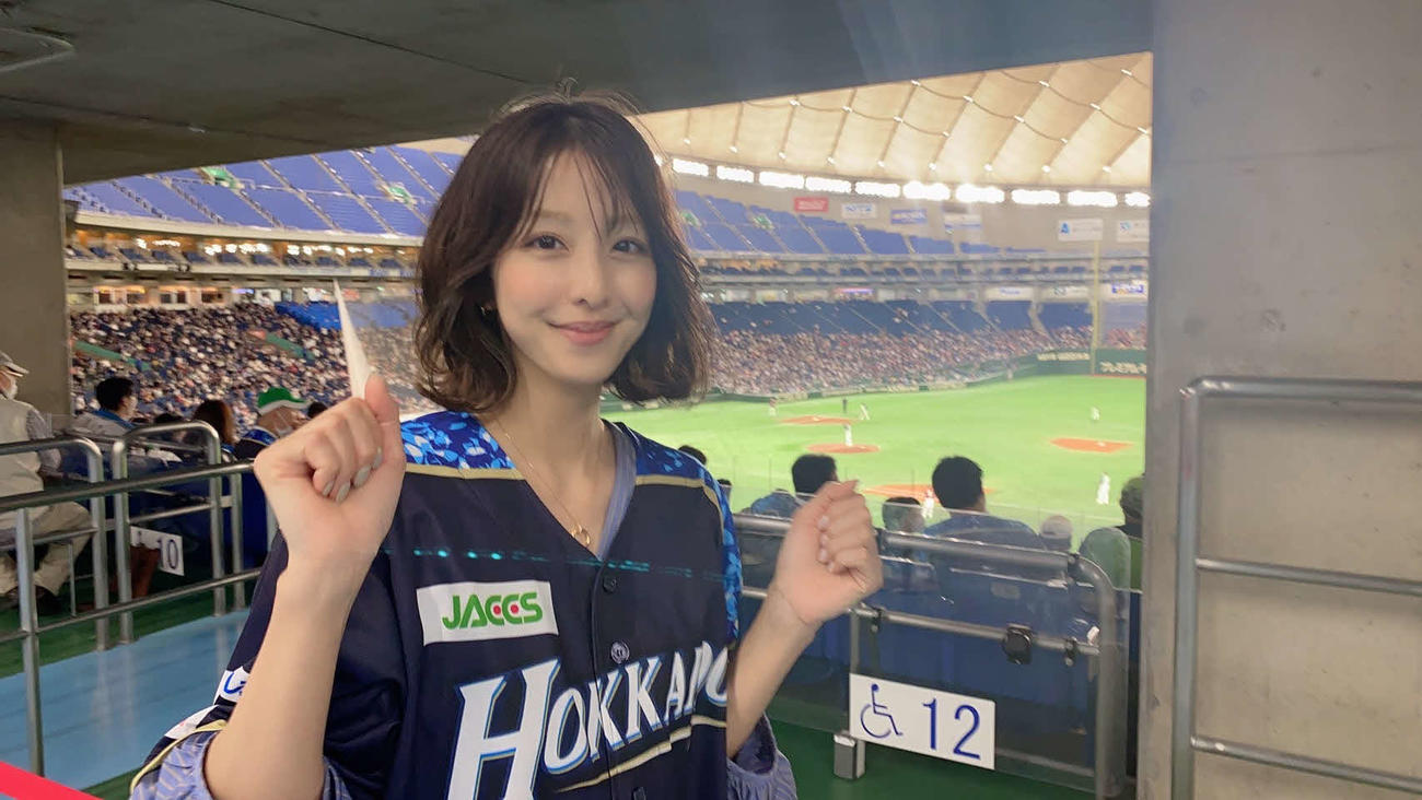 東京ドームで観戦する本郷杏奈