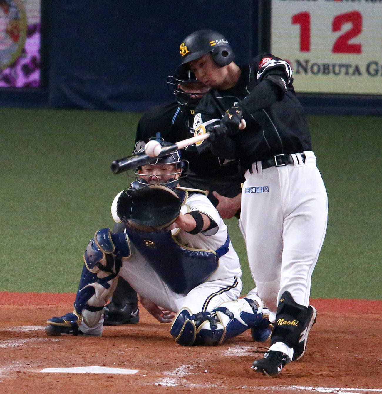 オリックス対ソフトバンク　5回表ソフトバンク2死一塁、佐藤直は左前打を放つ（撮影・上山淳一）