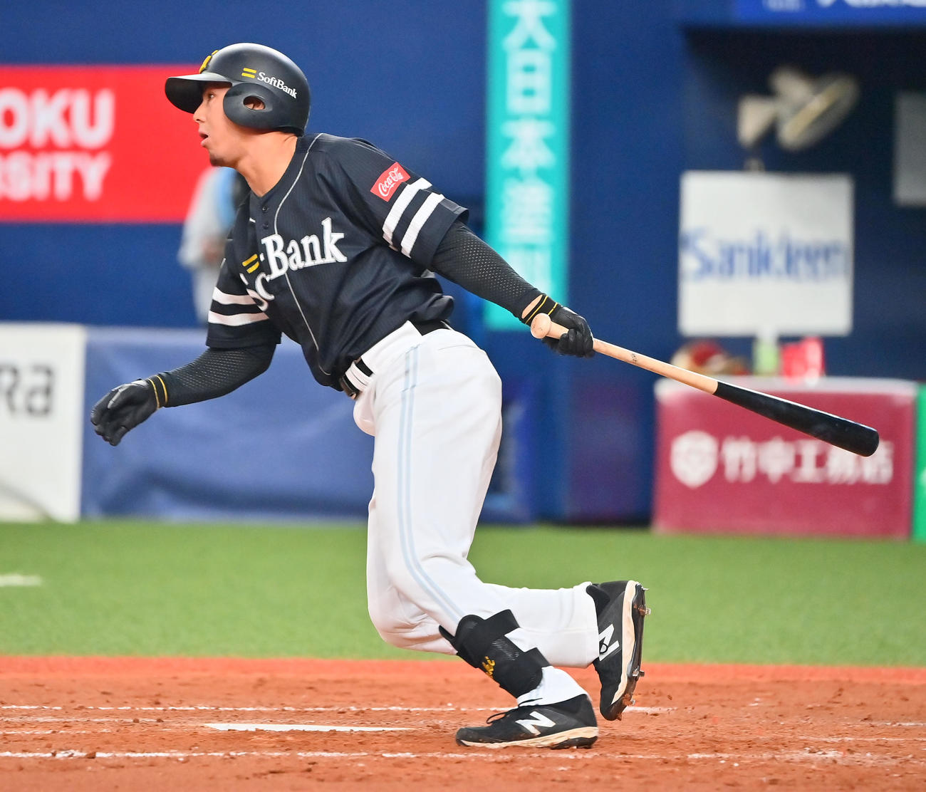 オリックス対ソフトバンク　5回表ソフトバンク2死一塁、左前打を放つ佐藤直（撮影・和賀正仁）