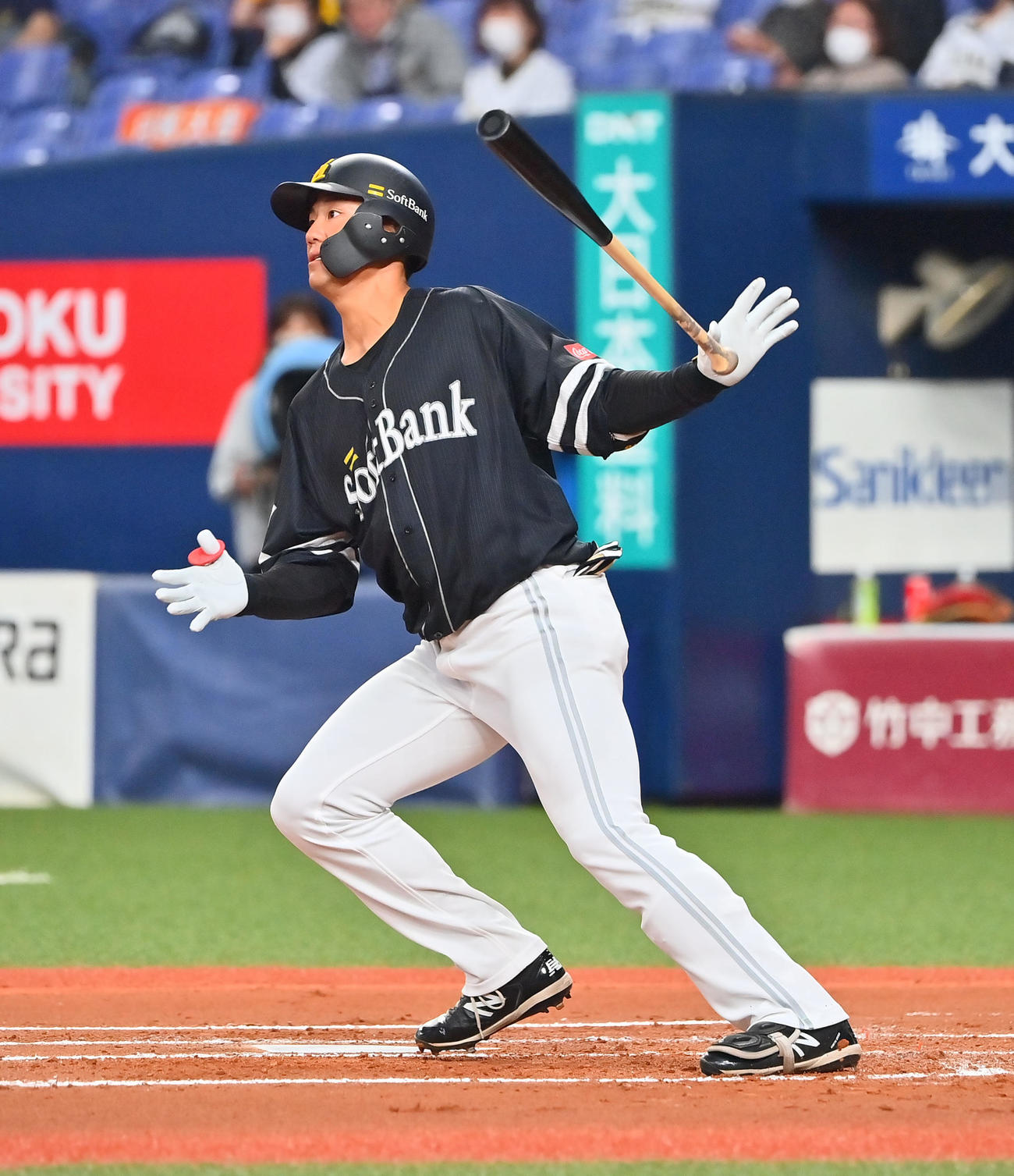 オリックス対ソフトバンク　2回表ソフトバンク1死、左前打を放つ中谷（撮影・和賀正仁）
