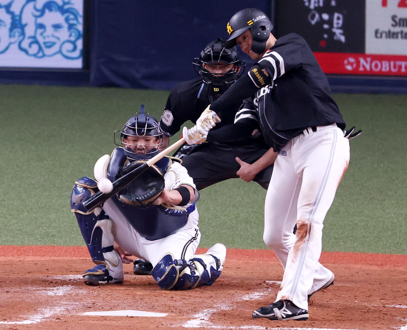 オリックス対ソフトバンク　4回表ソフトバンク無死、中谷は右へ二塁打を放つ（撮影・上山淳一）