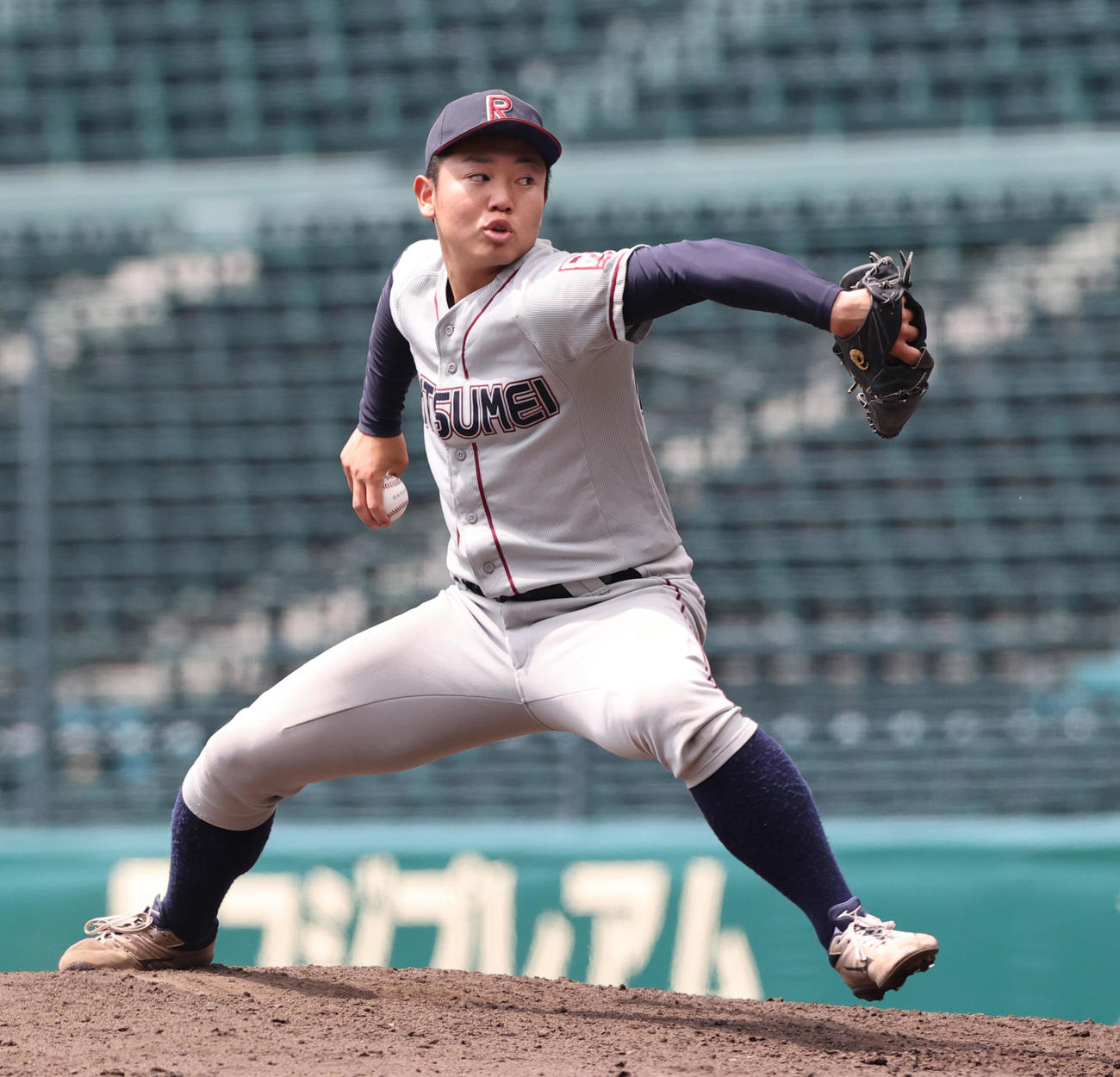 立命大対京大　力投する立命大先発の秋山（撮影・上山淳一）
