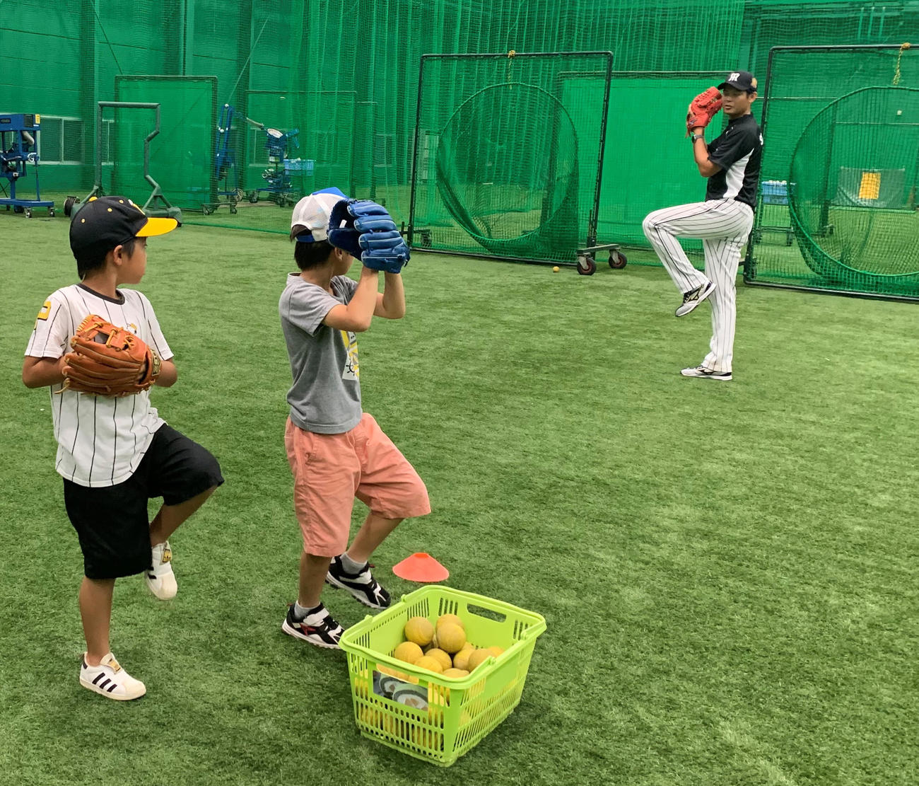 「甲子園キッズフェスタ」での、タイガースアカデミーのベースボール教室風景（甲子園球場提供）
