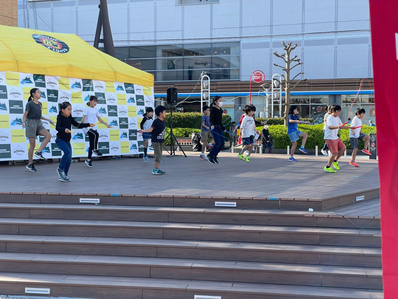 「甲子園キッズフェスタ」での、なわとび風景（甲子園球場提供）