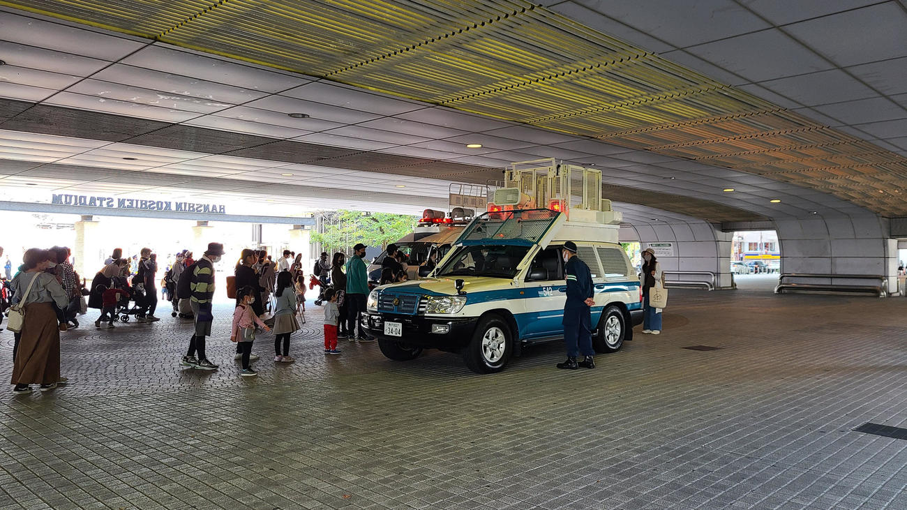 「甲子園キッズフェスタ」での、警察車両展示風景（甲子園球場提供）