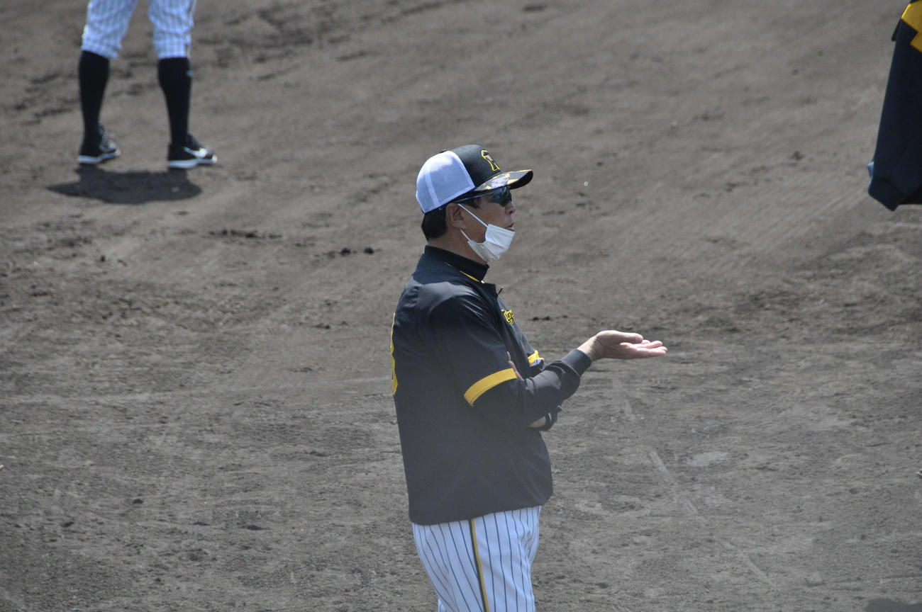 ウエスタン・リーグ阪神対オリックス　阪神平田2軍監督は試合前練習で選手に声をかける