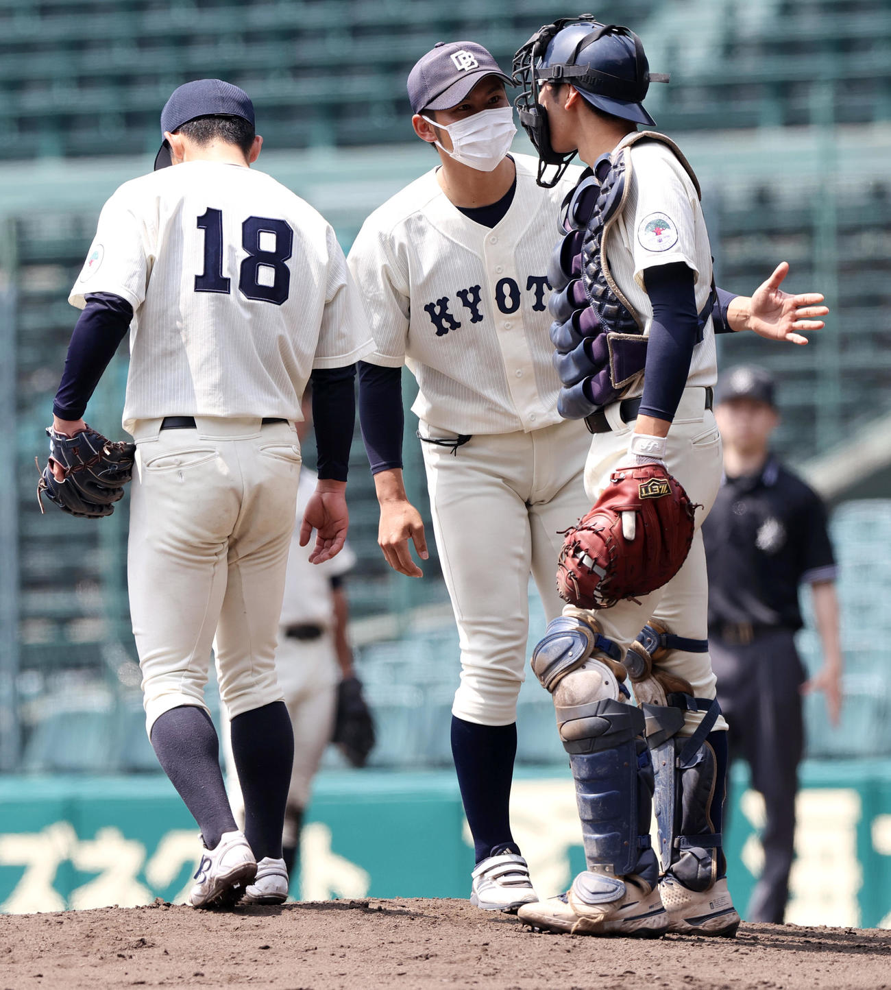 立命大対京大　5回、京大近田監督（中央）はマウンドでバッテリーを励ます（撮影・上山淳一）