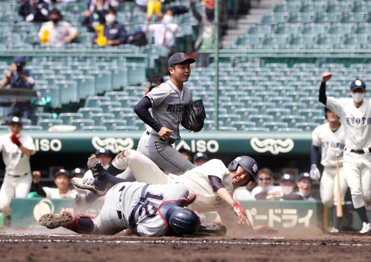 4回裏京大1死一、三塁、青木悠のスクイズで小田（右）が先制の生還。捕手星子、上は投手秋山（撮影・上山淳一）
