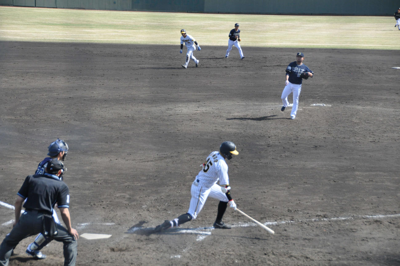 9回2死二塁、遠藤が空振り三振に倒れ、オリックス投手陣にノーヒットノーランリレーを決められる
