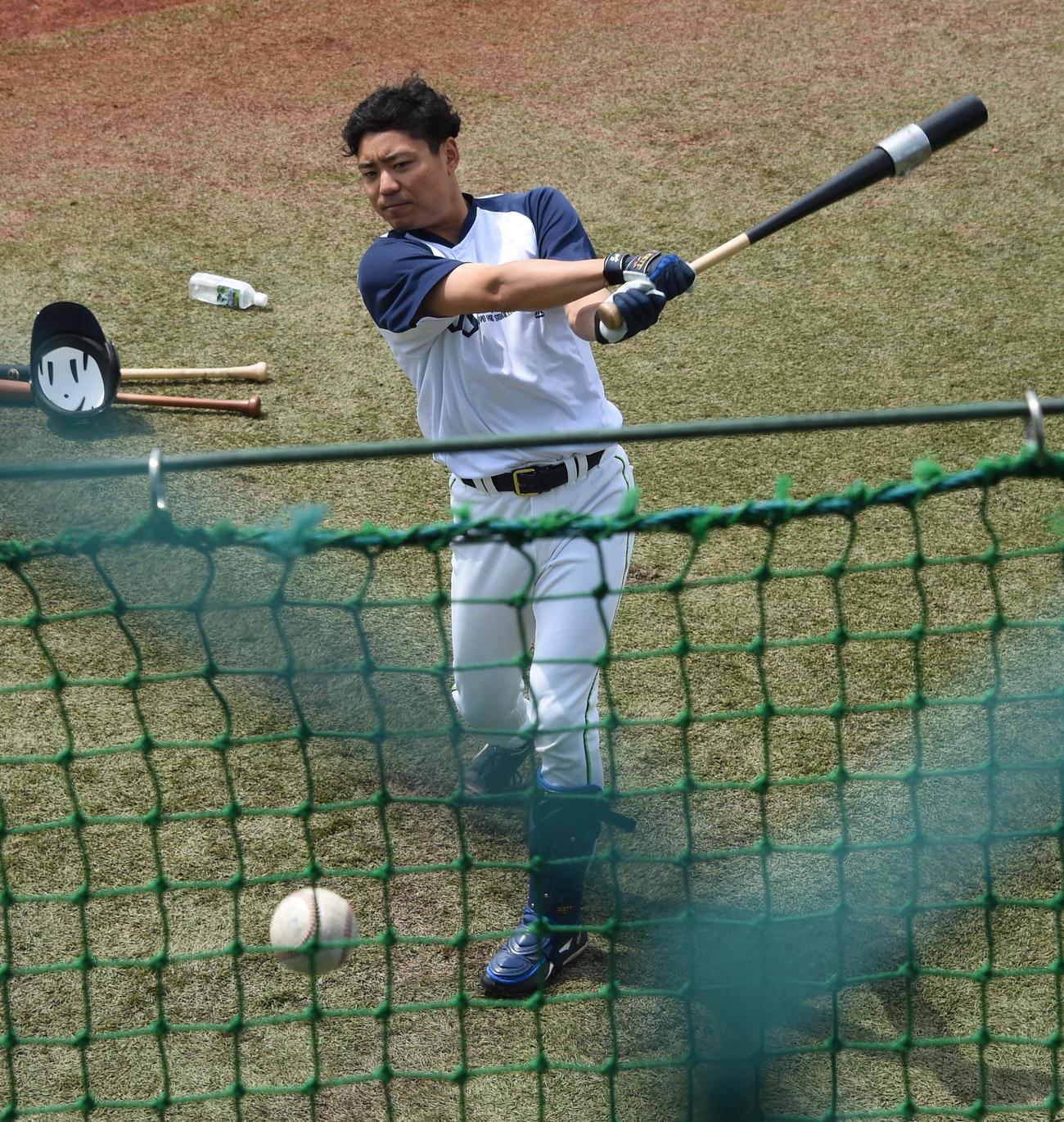 21日、ティー打撃を行うヤクルト中村