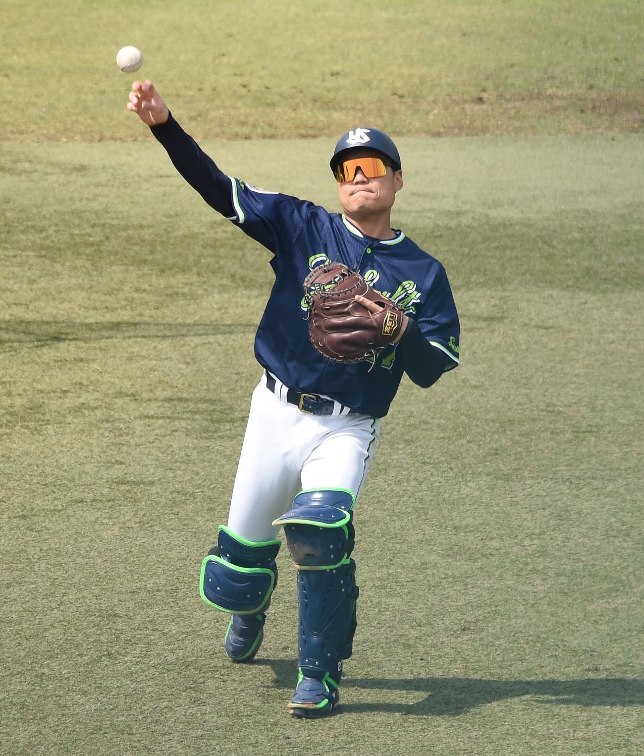 21日、キャッチボールを行うヤクルト中村