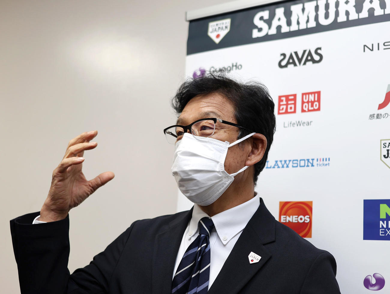 関西学生野球の視察を終え取材に応じる侍ジャパン栗山監督（撮影・上山淳一）