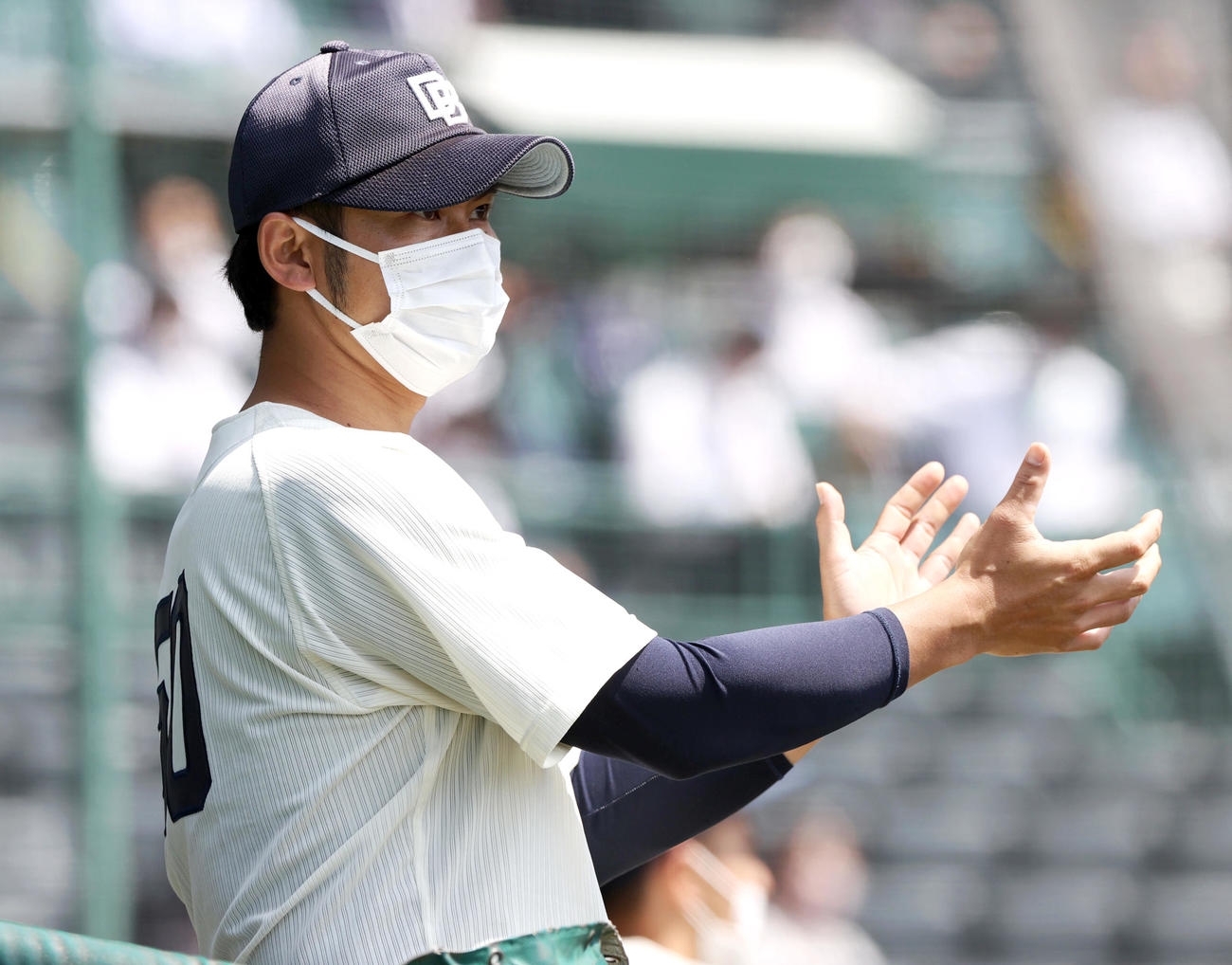 立命大対京大　ベンチから選手に指示を送る京大・近田監督（撮影・上山淳一）