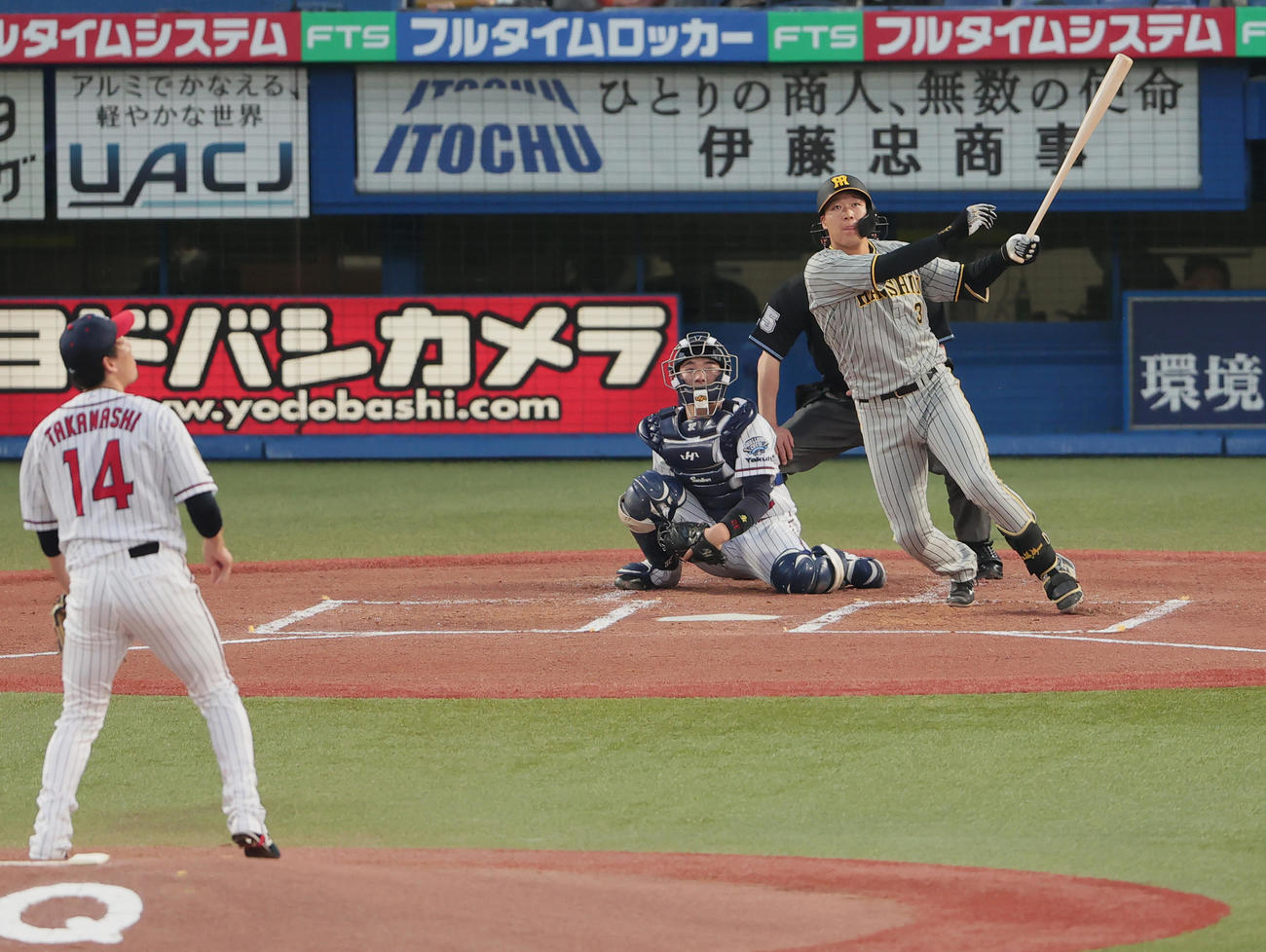ヤクルト対阪神　1回表阪神2死二塁、高梨から左越え先制2点本塁打を放つ大山（撮影・野上伸悟）