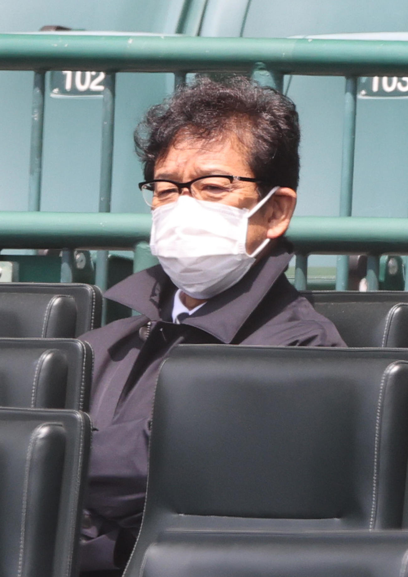 甲子園で関西学生野球を視察する侍ジャパン栗山監督（撮影・上山淳一）