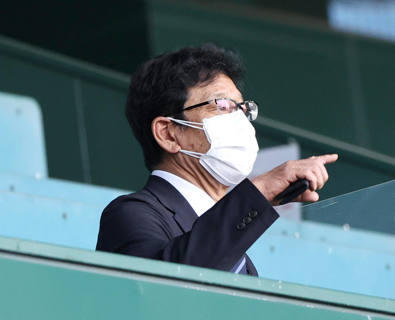 甲子園で関西学生野球を視察する侍ジャパン栗山監督（撮影・上山淳一）