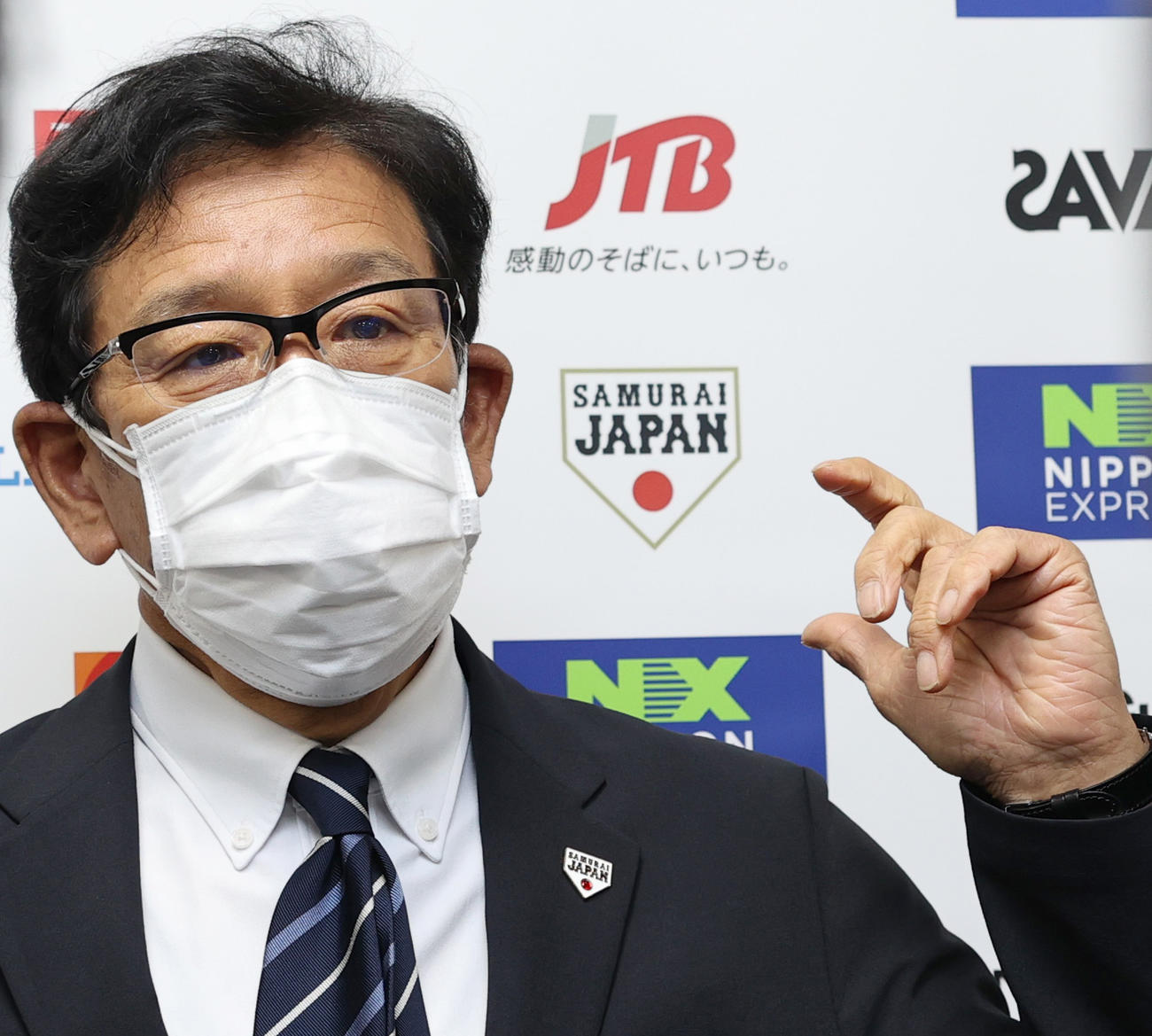関西学生野球の視察を終え取材に応じる侍ジャパン栗山監督（撮影・上山淳一）
