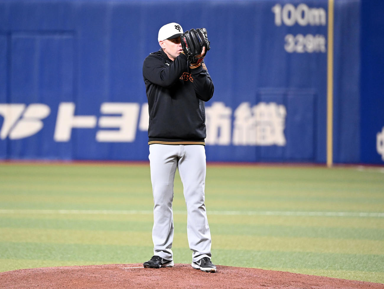 中日対巨人　マウンドに上がってみる巨人シューメーカー（撮影・たえ見朱実）