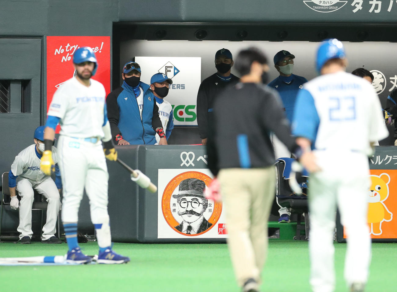 日本ハム対ソフトバンク　日本ハム新庄監督（左後方）は負傷交代した渡辺を見つめる（撮影・佐藤翔太）