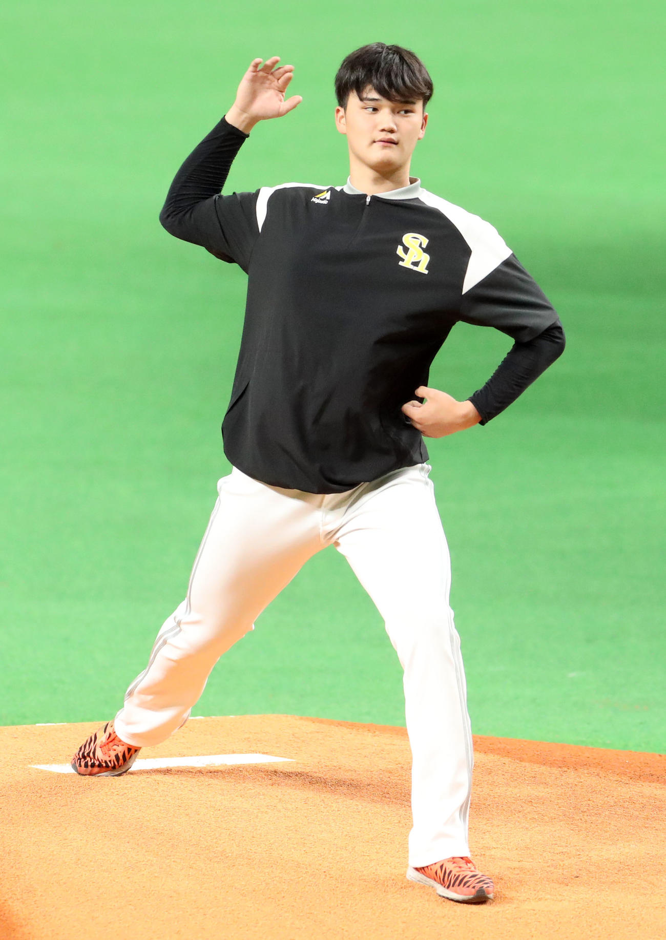日本ハム対ソフトバンク　札幌ドームのマウンドの感触を確かめるソフトバンク田上（撮影・佐藤翔太）