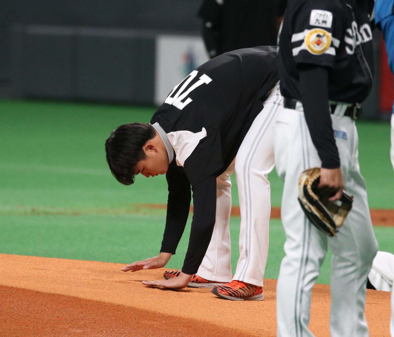 日本ハム対ソフトバンク　マウンドの感触を確かめる田上（撮影・黒川智章）