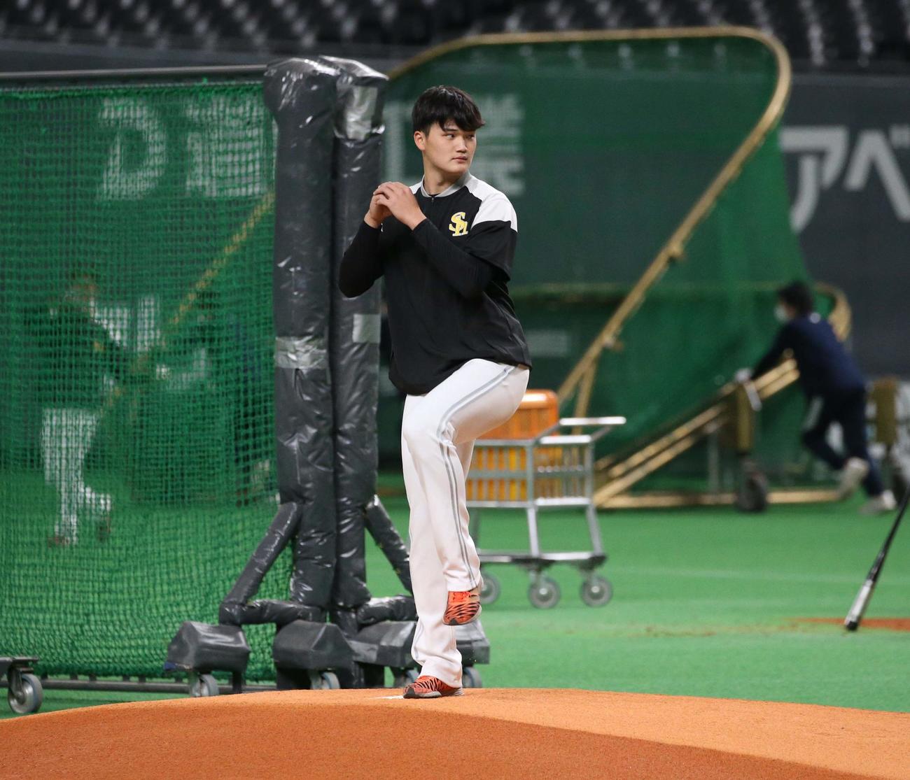 日本ハム対ソフトバンク　マウンドの感触を確かめる田上（撮影・黒川智章）