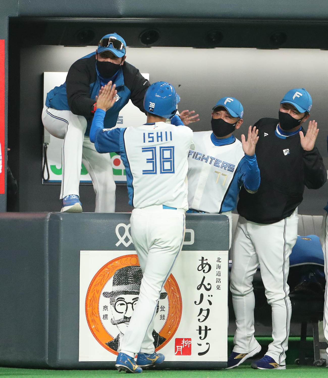 日本ハム対ソフトバンク　1回裏日本ハム2死一、三塁、万波の左越え3点本塁打で生還した石井を出迎える新庄監督（左）（撮影・佐藤翔太）