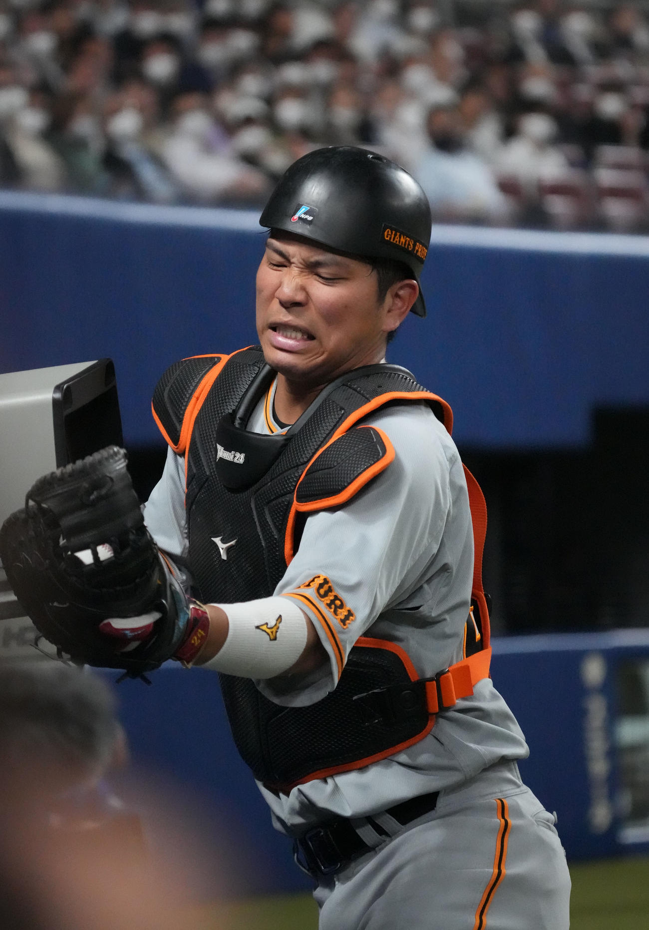 中日対巨人　3回裏中日1死、A・マルティネスの飛球を捕球する大城（撮影・森本幸一）