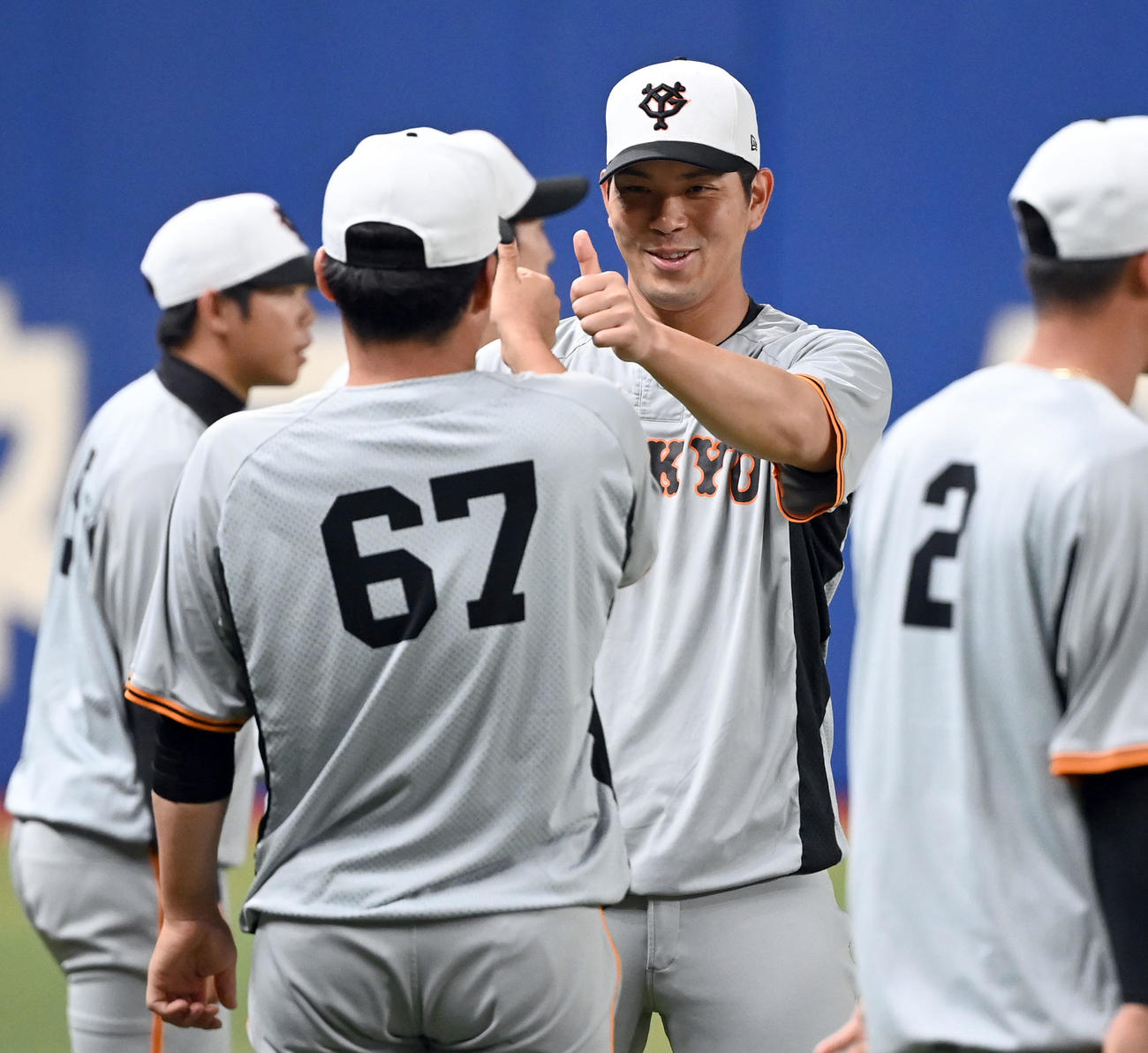 中日対巨人　笑顔を見せる巨人大城（撮影・たえ見朱実）