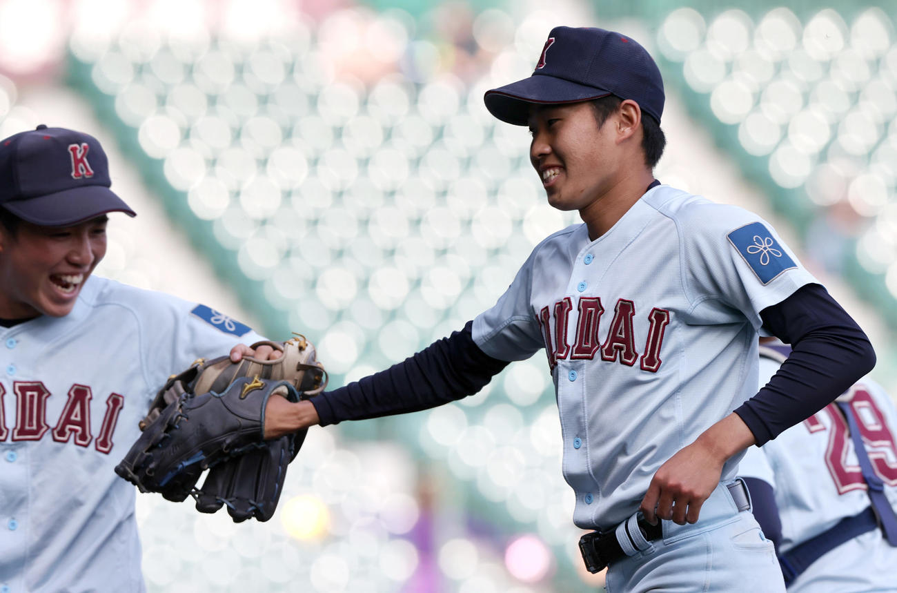 同大対近大　9回表同大2死、久保（右）は最終打者の代打松井を一ゴロに仕留め完投勝利に笑顔を見せる（撮影・上山淳一）