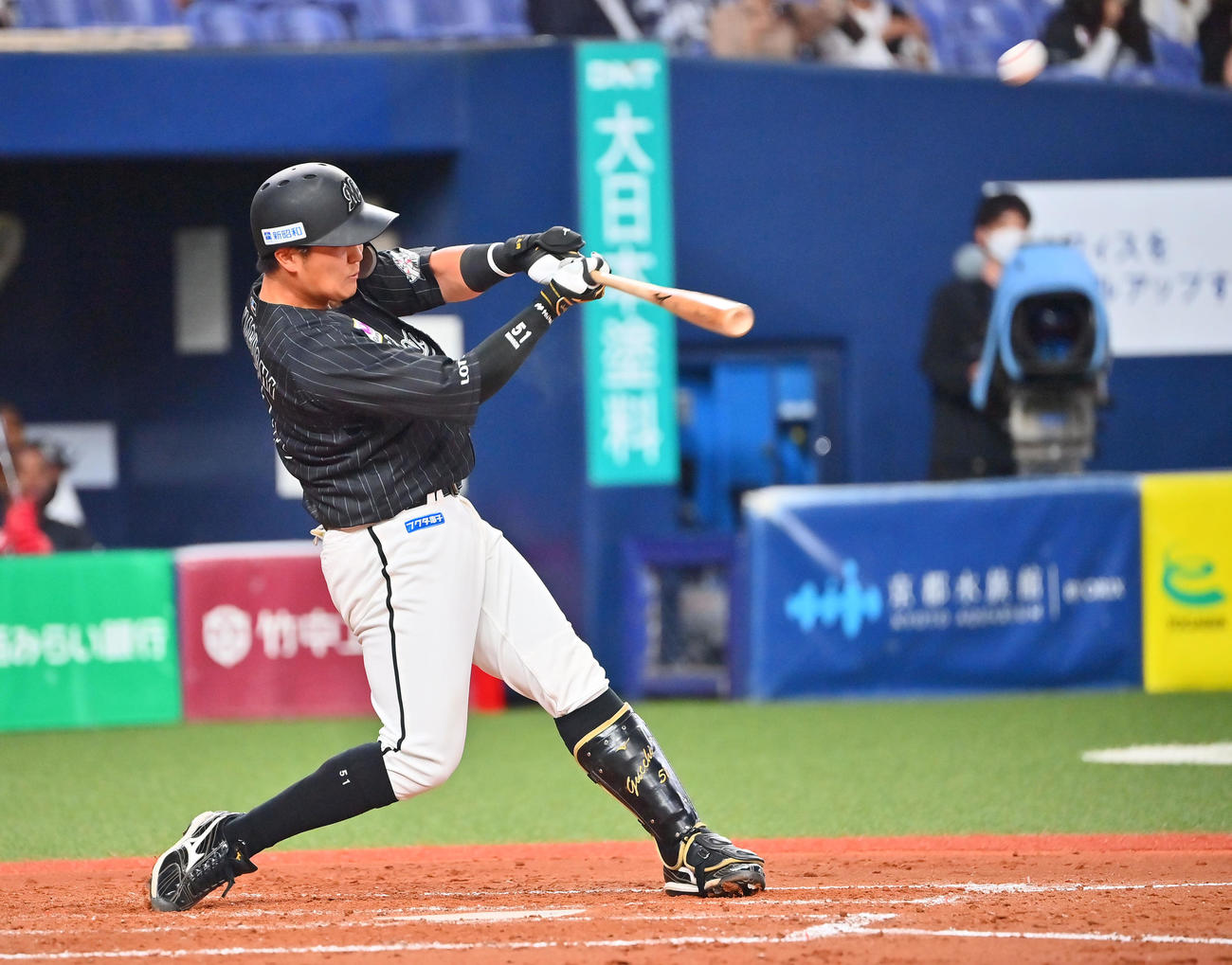 オリックス対ロッテ　4回表ロッテ無死、中越えソロ本塁打を放つ山口（撮影・和賀正仁）