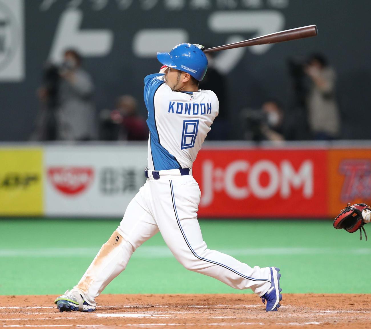 日本ハム対ソフトバンク　4回裏日本ハム無死二塁、右越え2点本塁打を放つ近藤（撮影・黒川智章）