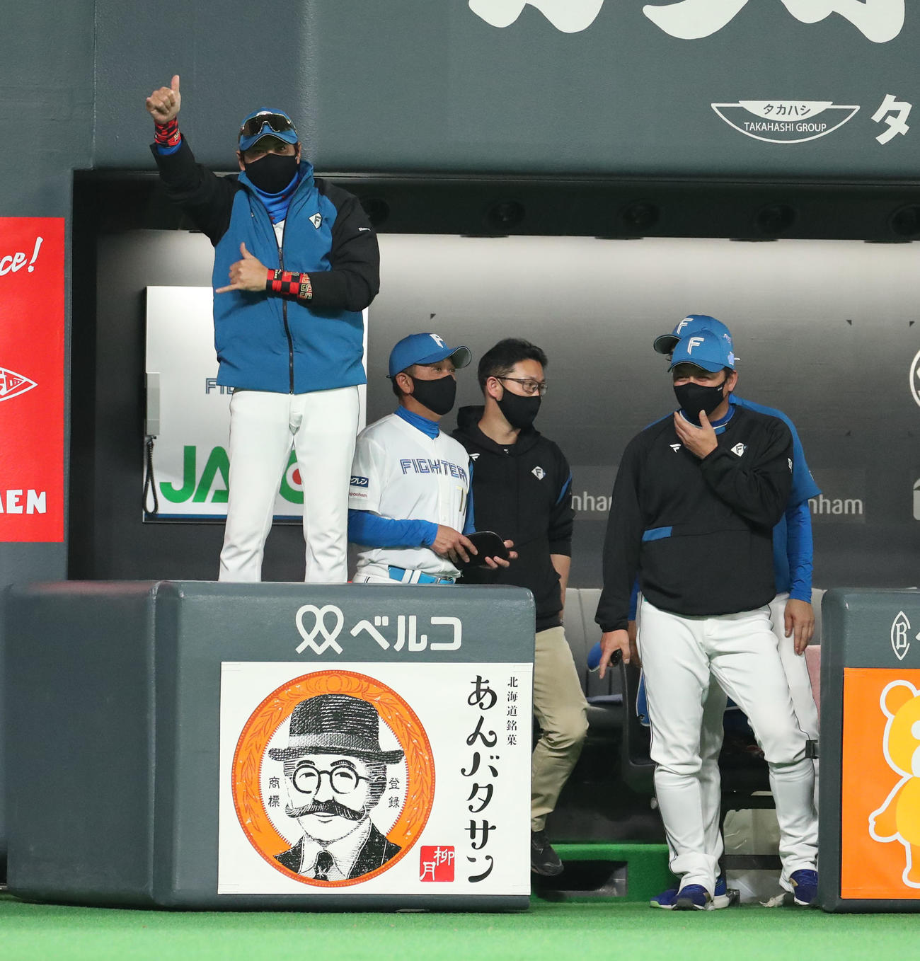日本ハム対ソフトバンク　4回裏日本ハム無死一塁、近藤の右越え2点本塁打で踊りながら喜ぶ新庄監督（撮影・佐藤翔太）
