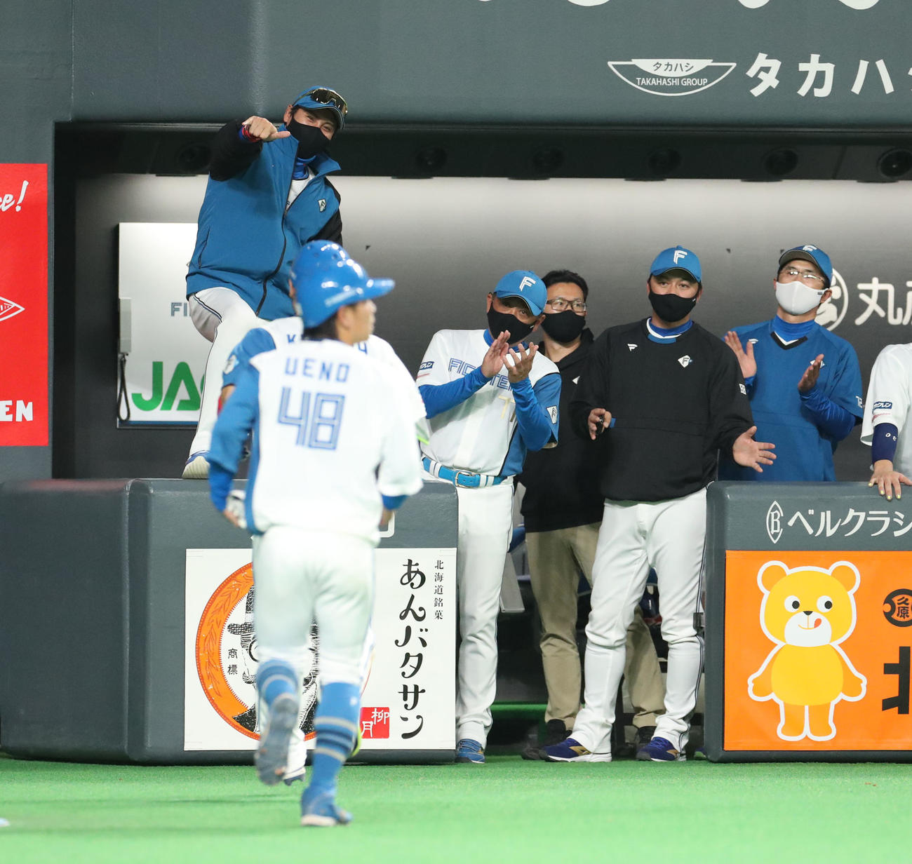 日本ハム対ソフトバンク　4回裏日本ハム無死一塁、右越え2点本塁打を放った近藤を出迎える新庄監督（撮影・佐藤翔太）