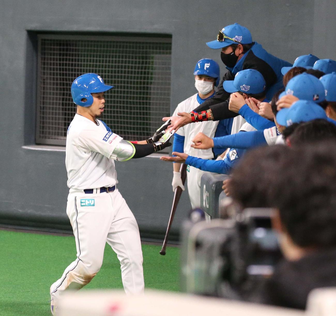 日本ハム対ソフトバンク　4回裏、2点本塁打を放った近藤は新庄監督とタッチする（撮影・黒川智章）