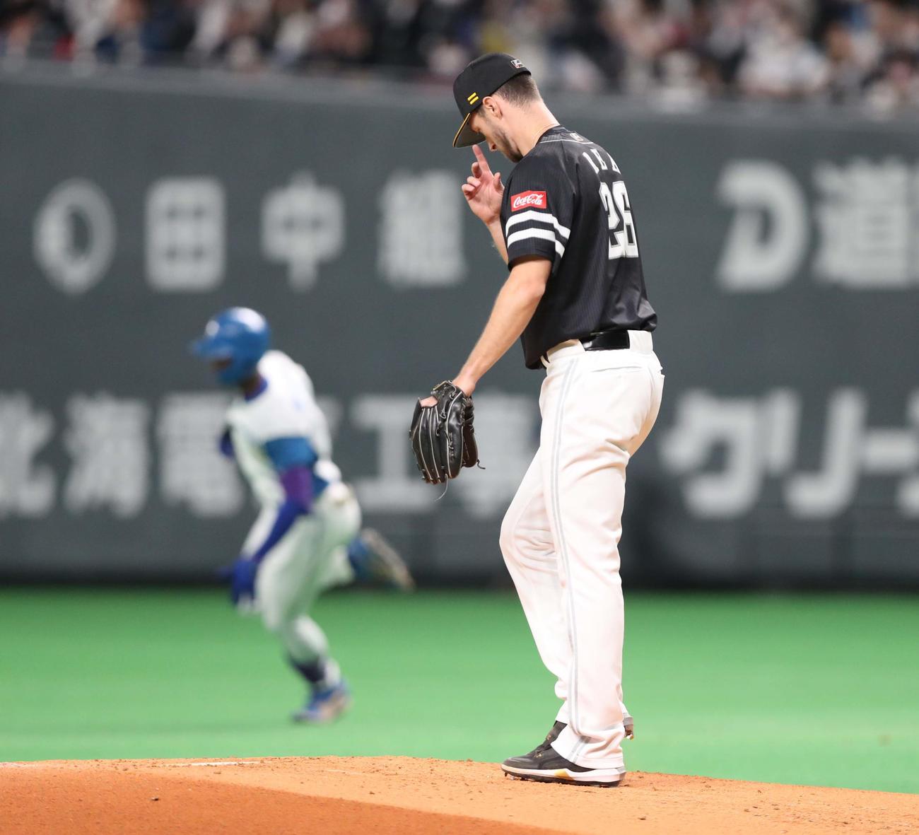 日本ハム対ソフトバンク　1回裏日本ハム2死一、三塁、万波に左越え3点本塁打を浴びるレイ（撮影・黒川智章）