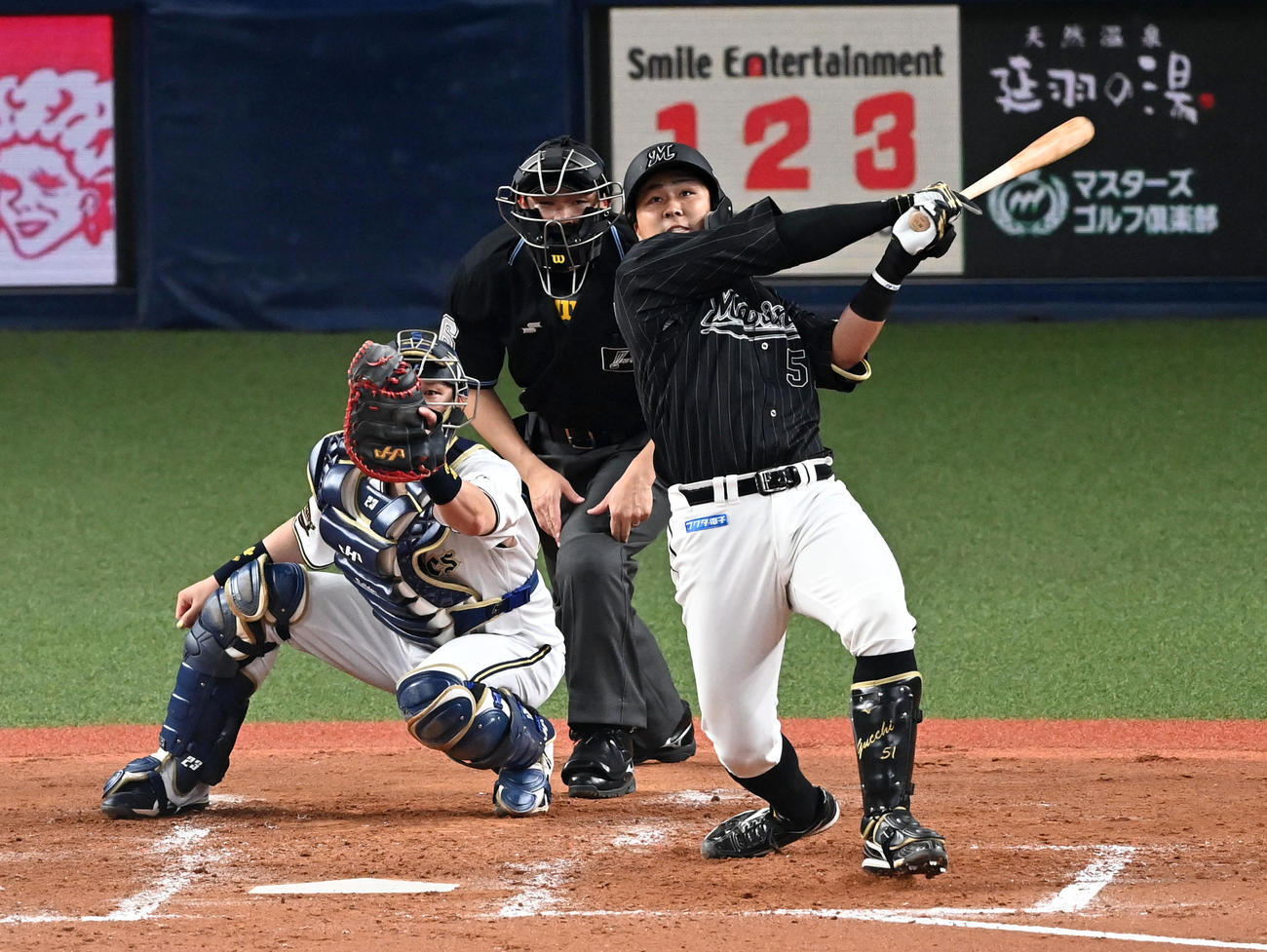 オリックス対ロッテ　4回表ロッテ無死、山口はバックスクリーンに本塁打を放つ（撮影・前岡正明）