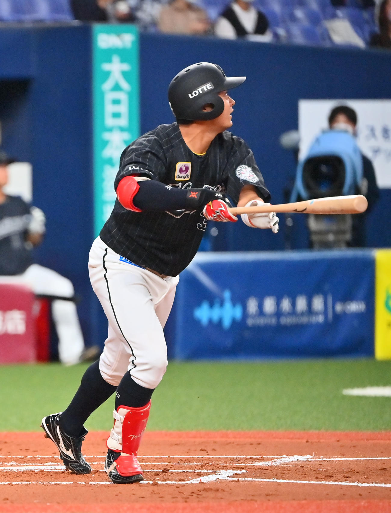 オリックス対ロッテ　2回表ロッテ1死三塁、先制の左犠飛を放つ佐藤（撮影・和賀正仁）