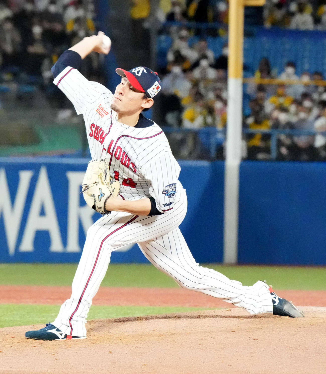 ヤクルト対阪神　力投するヤクルト先発の高梨（撮影・小沢裕）