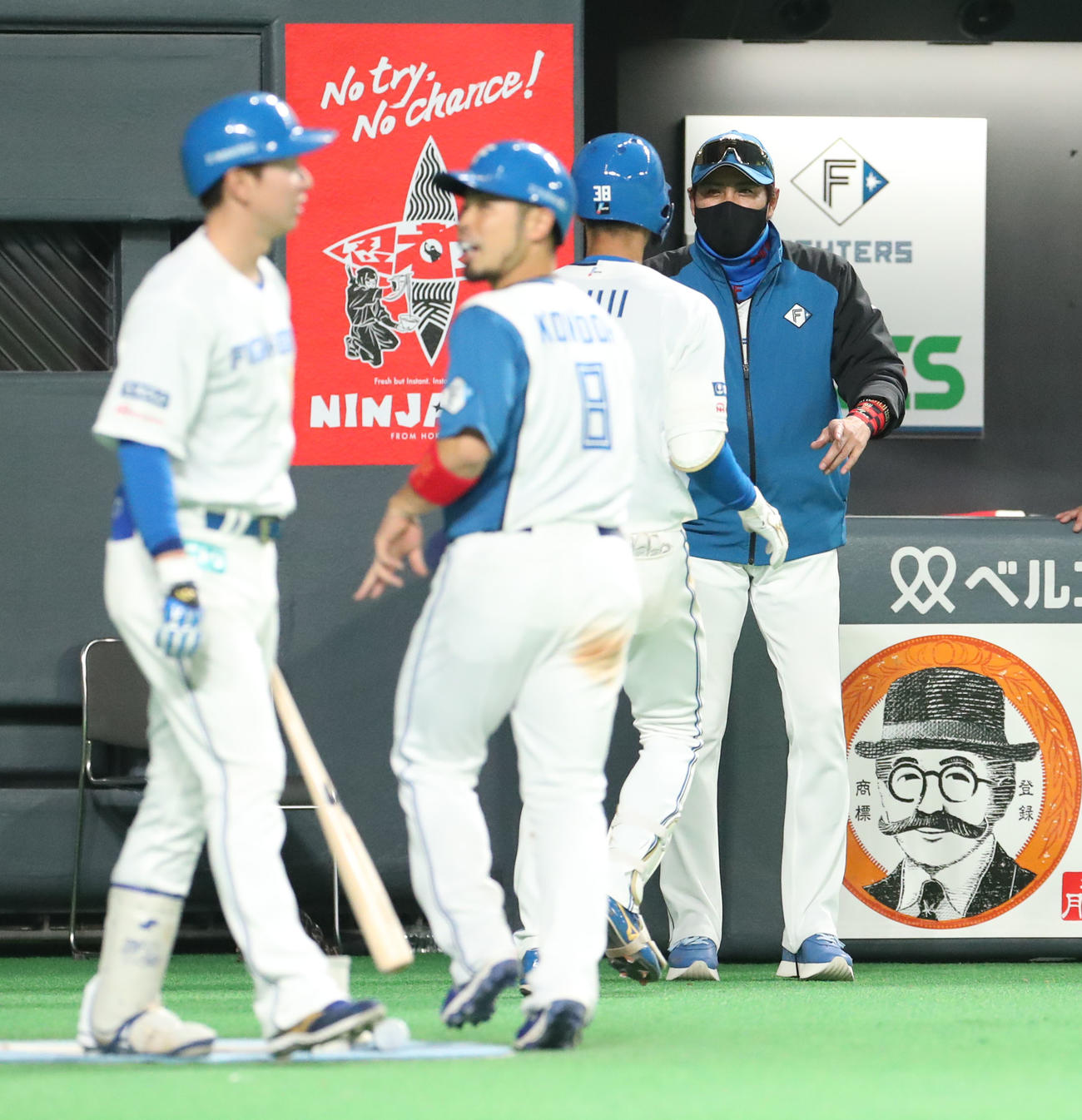 日本ハム対ソフトバンク　6回裏日本ハム無死二塁、右越え2点本塁打を放った石井を出迎える新庄監督（撮影・佐藤翔太）